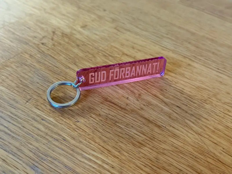 Nyckelring | “Gud förbannat” i Rosa spegelplast - Expresspresenter.se