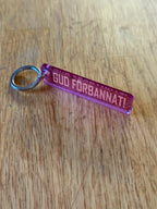 Nyckelring | “Gud förbannat” i Rosa spegelplast - Expresspresenter.se