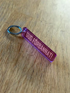 Nyckelring | “Gud förbannat” i Rosa spegelplast - Expresspresenter.se