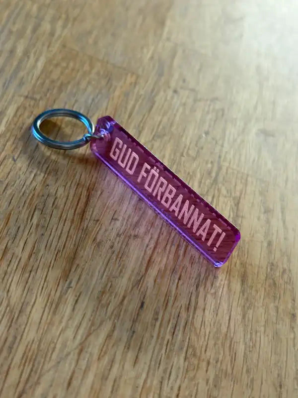Nyckelring | “Gud förbannat” i Rosa spegelplast - Expresspresenter.se