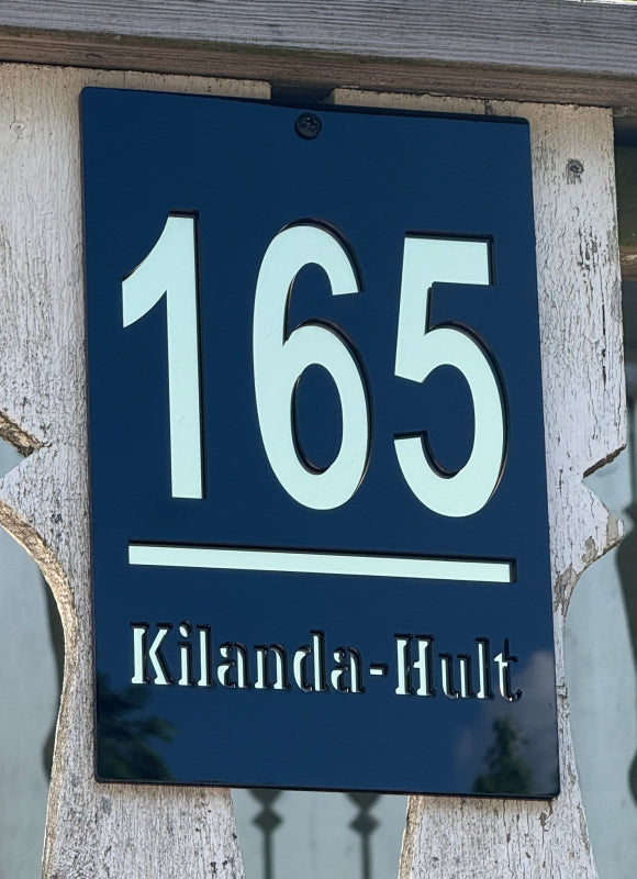 Fasadskylt Svart med guldfärgad text
