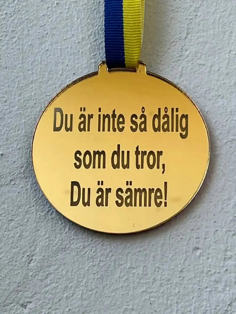 Bästa presenten | Medalj Du är inte så dålig som du tror, Du är sämre! - Engwek.se