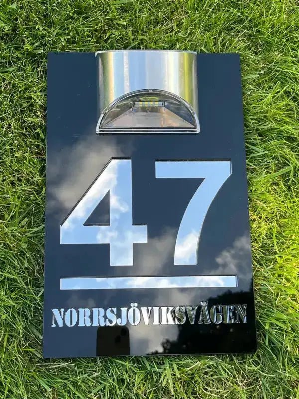 Hus - /fasadskylt soldriven - ByEngwek