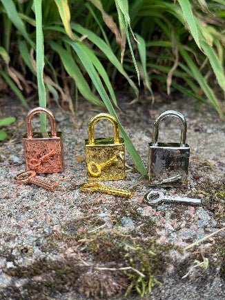 Kärlekslås med namn och datum – Personlig gravyr på sned - Engwek.se