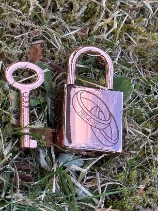 Kärlekslås med ringar och datum – Personlig romantisk present - Engwek.se
