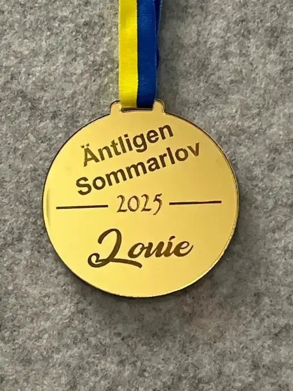 Medalj | Äntligen sommarlov med text diagonalt - Engwek.se