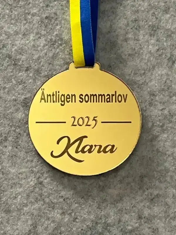 Medalj | Äntligen sommarlov med vågrät text - Engwek.se