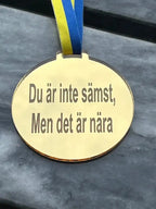 Grymt rolig present. Medalj | Du är inte sämst, Men det är nära - ByEngwek