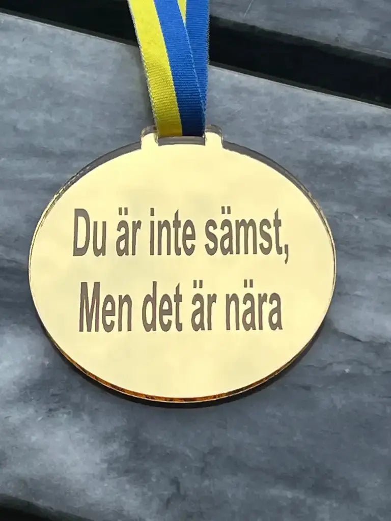 Grymt rolig present. Medalj | Du är inte sämst, Men det är nära - ByEngwek