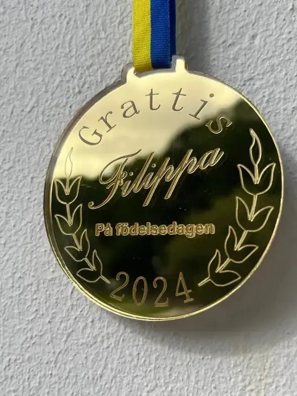 Medalj | Grattis med namn diagonalt - Engwek.se
