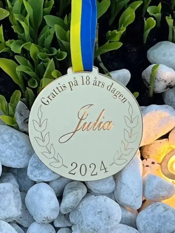Medalj | Grattis på 18 års dagen - Engwek.se