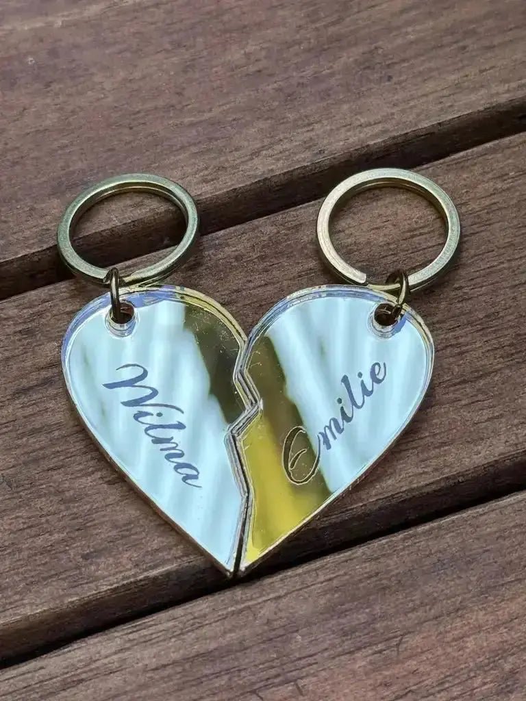 Nyckelring - 2 st halva hjärtan med namn i - ByEngwek