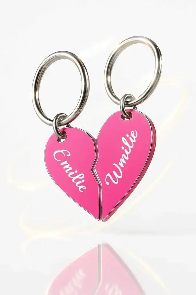Nyckelring - 2 st halva hjärtan med namn i (rosa) - ByEngwek