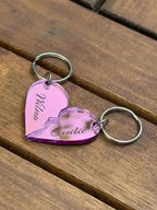 Nyckelring - 2 st halva hjärtan med namn i spegelplast (rosa) - ByEngwek