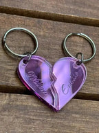 Nyckelring - 2 st halva hjärtan med namn i spegelplast (rosa) - ByEngwek