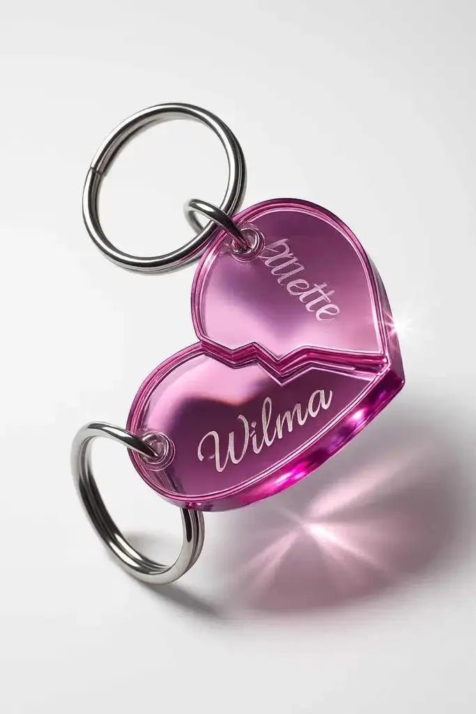 Nyckelring - 2 st halva hjärtan med namn i spegelplast (rosa) - ByEngwek