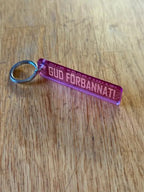 Nyckelring | “Gud förbannat” i Rosa spegelplast - Engwek.se