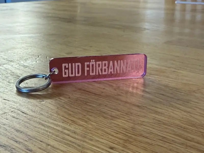 Nyckelring | “Gud förbannat” i Rosa spegelplast - Engwek.se