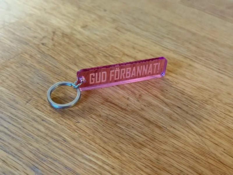 Nyckelring | “Gud förbannat” i Rosa spegelplast - Engwek.se