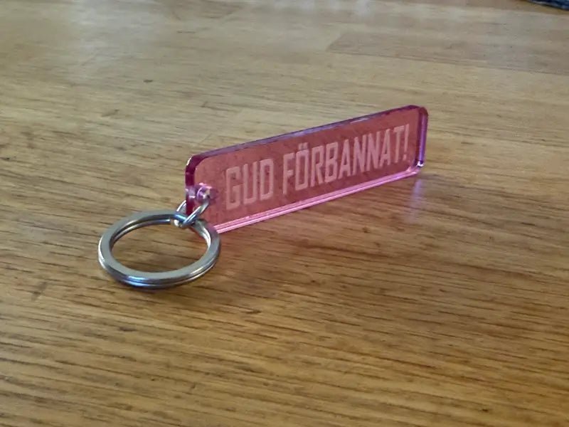 Nyckelring | “Gud förbannat” i Rosa spegelplast - Engwek.se
