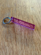 Nyckelring | “Gud förbannat” i Rosa spegelplast - ByEngwek