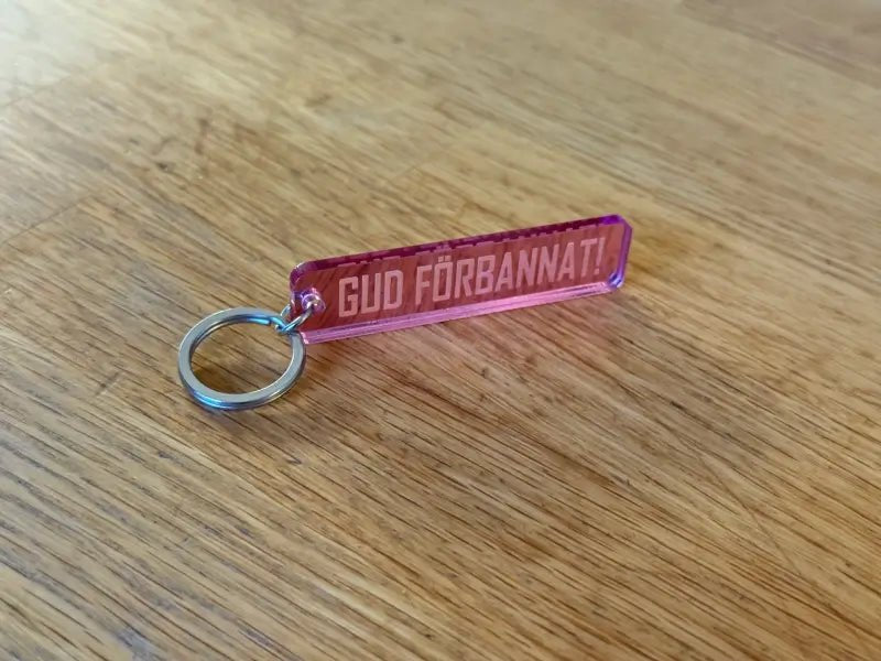 Nyckelring | “Gud förbannat” i Rosa spegelplast - ByEngwek