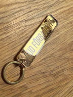 Nyckelring | “Gud förbannat” i spegelplast – Rolig svensk design & perfekt present - ByEngwek