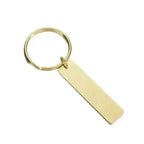 "Rostfri nyckelring i silverfärg med personlig text – perfekt present" - ByEngwek.se