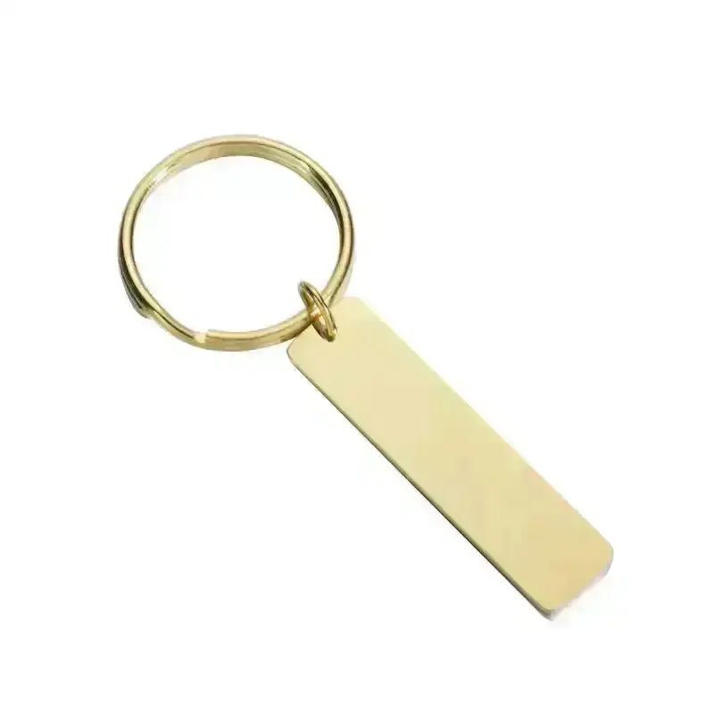 "Rostfri nyckelring i silverfärg med personlig text – perfekt present" - ByEngwek.se