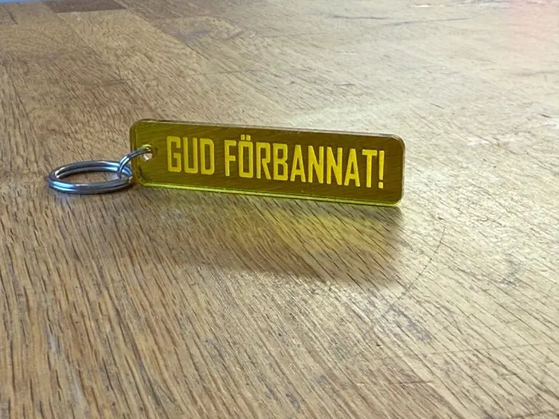 Rolig nyckelring ”Gud förbannat” – Svensktillverkad present - Engwek.se