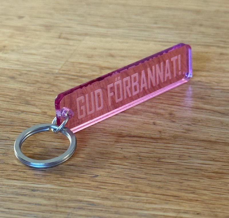 Rolig nyckelring ”Gud förbannat” – Svensktillverkad present - Engwek.se