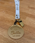 Studentpresent Medalj – Klassisk studentmedalj till studentfirande | ByEngwek.se - Engwek.se