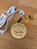Studentpresent Medalj – Klassisk studentmedalj till studentfirande | ByEngwek.se - Engwek.se