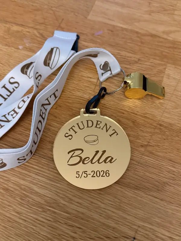 Studentpresent Medalj – Klassisk studentmedalj till studentfirande | ByEngwek.se - Engwek.se